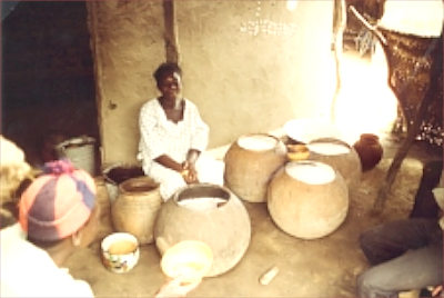 Cabaret à dolo jour de marché à Motgedo, près de Ouagadougou, Burkina Faso (Serge Chauve, Mémoire EITARC,1987)